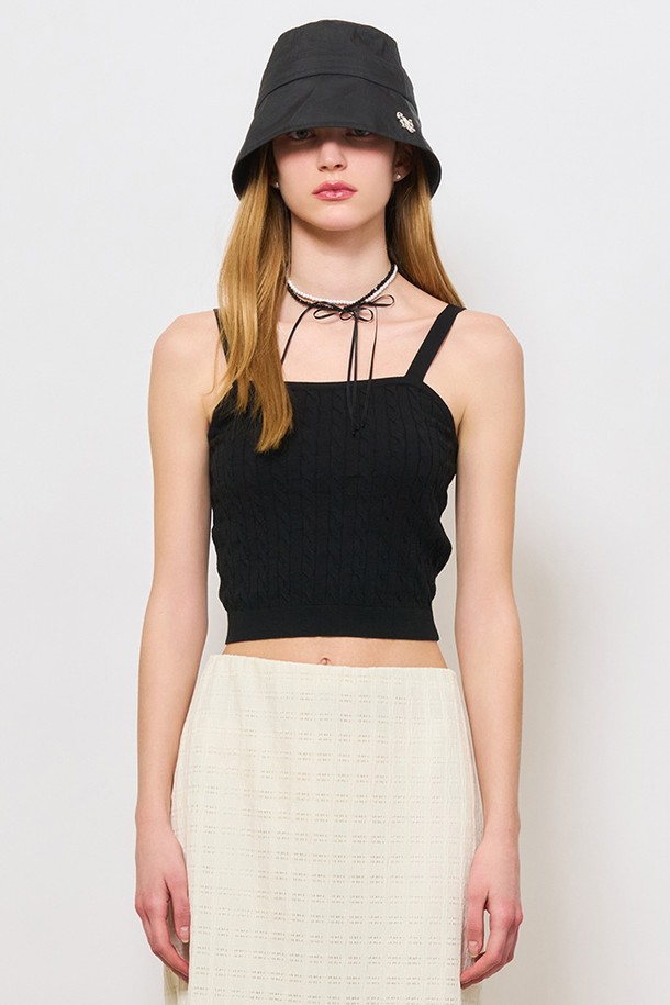 [24SS] 우먼 텐셀 케이블 슬리브리스 [블랙]은 여름 시즌, 트렌디한 스타일을 연출하기에 완벽한 여성 슬리브리스입니다. 텐셀 소재로 제작되어 부드러운 착용감을 선사하며, 슬림핏 디자인과 V넥 라인이 여성스러운 실루엣을 강조합니다. 14게이지 케이블 조직으로 짜여진 독특한 패턴이 돋보이며, 레이어드하여 다양한 스타일을 연출할 수 있습니다. 데이트룩, 카페룩, 여름 바캉스룩 등 다채로운 TPO에 미니멀, 클래식, 캐주얼 무드로 활용하기 좋습니다. 특히 텐셀 V넥 케이블 가디건과 함께 세트 착용하여 더욱 세련된 스타일을 완성할 수 있습니다.
