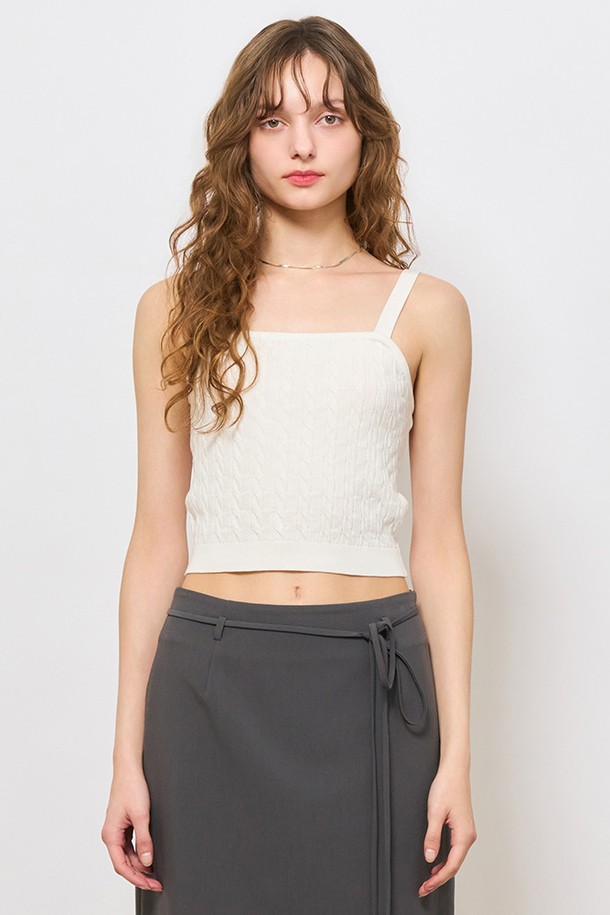 [24SS] 우먼 텐셀 케이블 슬리브리스 [WHITE] 입니다. 2024 봄/여름 시즌 제품으로, 부드러운 텐셀 소재로 제작되어 편안한 착용감을 선사합니다. 베이직하고 미니멀한 스타일의 라운드넥 민소매 디자인이며, 케이블 니트 패턴으로 포인트를 더했습니다. 레귤러핏으로 일상에서 데이트룩, 카페룩 등 다양한 스타일을 연출하기 좋고, 미니멀, 클래식, 캐주얼 룩에 매치하기 좋습니다. 심플한 디자인으로 어떤 하의와도 잘 어울려 활용도가 높습니다.
