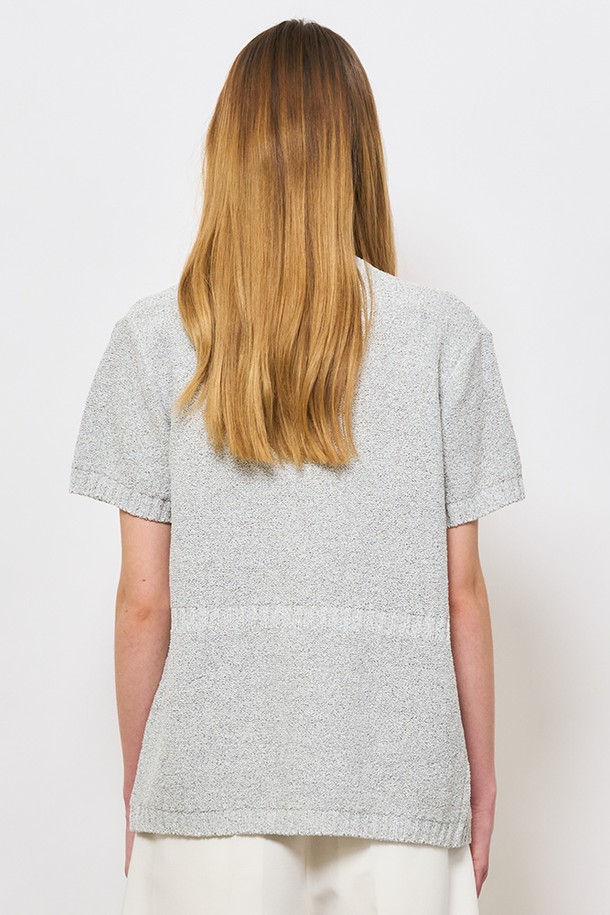 [24SS] WOMAN 루즈핏 트위드 하프 가디건 [라이트 그레이]는 부클 소재의 트위드 패턴으로 제작되어 부드러운 촉감과 클래식한 무드를 선사하는 여성 가디건입니다. 봄, 여름 시즌에 어울리는 중간 두께감의 라운드 넥 디자인이며, 반소매 기장과 루즈핏으로 편안한 착용감을 제공합니다. 로고 메달 버튼 디테일과 7게이지 니트 짜임이 특징이며, 데이트룩, 카페룩, 모임룩 등 다양한 TPO에 활용 가능합니다. 클래식, 미니멀, 캐주얼 스타일을 즐기는 여성에게 잘 어울리는 아이템입니다.
