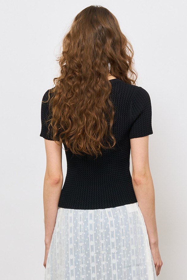 [24SS] WOMAN 텍스처드 하프 니트 [BLACK] / WBD2L05534는 여름 시즌을 위한 여성용 니트입니다. 레이온과 나일론 혼방 소재로 제작되어 부드러운 촉감과 시원한 냉감 기능을 제공합니다. 라운드넥 디자인에 얇은 두께감, 반소매 기장으로 편안하게 착용할 수 있으며, 텍스처드 원사를 사용하여 베이직하면서도 세련된 무드를 연출합니다. 데이트룩, 카페룩 등 다양한 TPO에 미니멀, 캐주얼, 클래식 스타일로 코디하기 좋은 아이템입니다. 블랙 컬러의 레귤러핏으로 어떤 룩에도 쉽게 매치할 수 있습니다.
