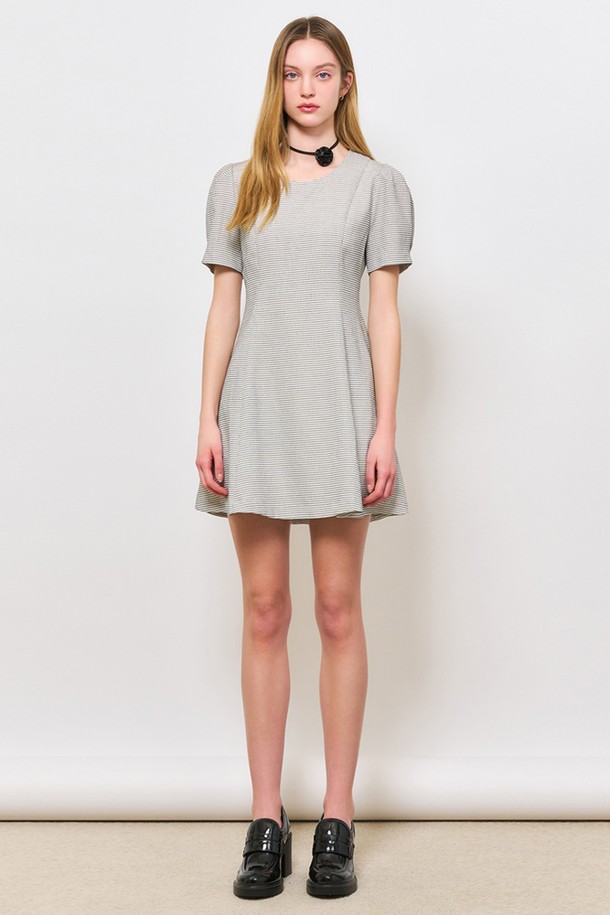 **[24SS] WOMAN 플레어 퍼프 슬리브 원피스 [WHITE COMBI]**

페미닌하고 엘레강스한 무드의 여성 플레어 원피스입니다. 봄, 여름, 가을 시즌에 활용하기 좋으며, 데일리룩, 일상복으로 즐겨 입을 수 있습니다. 라운드넥 디자인에 퍼프 슬리브 디테일이 여성스러운 포인트를 더하고, 플레어 실루엣으로 더욱 사랑스러운 느낌을 연출합니다. 폴리에스터, 레이온, 스판덱스 혼방 소재로 제작되어 편안한 착용감을 선사하며, 안감 처리가 되어 비침 걱정 없이 입을 수 있습니다. 데이트룩, 카페룩, 모임룩 등 다양한 TPO에 맞춰 클래식, 미니멀, 로맨틱 스타일을 연출해 보세요.
