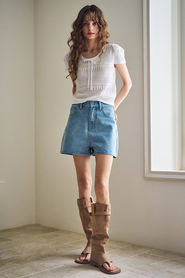 [24SS] WOMAN GNRL 에코 데님 쇼츠 [라이트 블루] / WBD2L12508는 캐주얼한 스타일의 여성 데님 쇼츠입니다. 봄, 여름에 어울리는 라이트 블루 컬러의 무지 데님으로, 레귤러 핏과 중간 두께감으로 편안한 착용감을 제공합니다. 에코 워싱 처리와 5포켓 디자인, 버튼 플라이 여밈 디테일이 돋보입니다. 일상, 쇼핑, 여행 등 다양한 TPO에 활용하기 좋은 미니멀한 디자인의 쇼츠입니다. 뻣뻣한 촉감의 데님 소재로 제작되었습니다.
