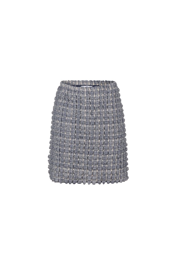 [24SS] WOMAN 스퀘어 엠보 미니스커트 [네이비]는 여성스러운 실루엣을 강조하는 A라인 미니스커트입니다. 네이비 컬러의 이 스커트는 폴리에스터와 폴리우레탄 혼방 소재로 제작되어 부드러운 촉감을 선사합니다. 엠보 패턴이 돋보이는 디자인으로, 클래식, 미니멀, 시크한 스타일을 연출하기에 좋습니다. 데이트룩, 카페룩, 쇼핑룩 등 다양한 TPO에 활용할 수 있으며, 봄과 여름 시즌에 잘 어울립니다.
