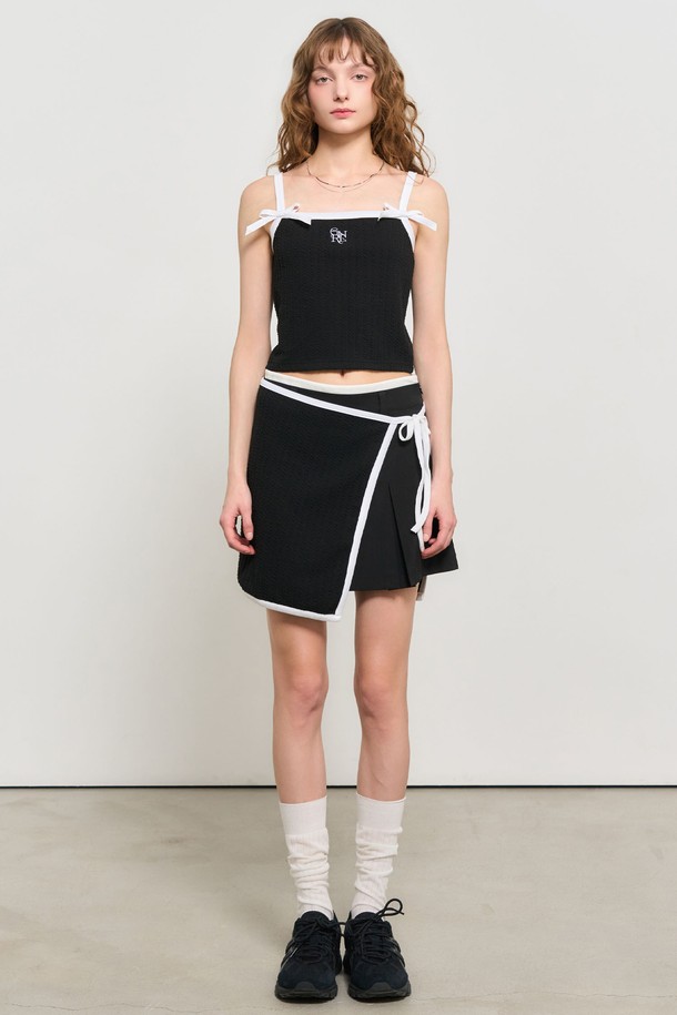 세련된 무드를 연출하는 [24SS] 우먼 트위스트 리본 슬리브리스 세트 [블랙]입니다. 스퀘어넥 디자인에 블랙과 화이트 컬러로 출시되어 어떤 스타일에도 쉽게 매치할 수 있습니다. 민소매 기장과 크롭 기장으로 시원하고 트렌디한 느낌을 주며, 리본 디테일과 화이트 파이핑이 포인트입니다. 미니멀하고 시크한 스타일을 추구하는 여성분들께 데이트룩, 카페룩, 쇼핑룩으로 추천합니다. 레귤러 핏으로 편안하게 착용 가능하며, 여름 시즌에 활용하기 좋습니다.
