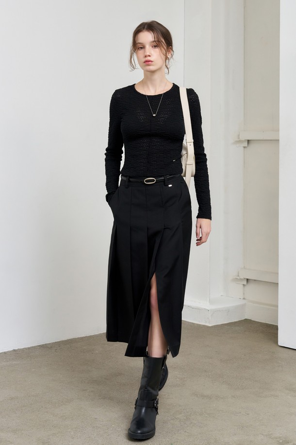 [25SS] WOMAN 레이스 핀턱 롱 슬리브 티 [블랙]는 여성스러운 분위기를 연출하는 롱 슬리브 티셔츠입니다. 봄, 여름 시즌에 어울리는 얇은 두께감과 슬림핏 디자인으로 제작되었으며, 라운드넥과 긴소매 기장으로 편안하게 착용할 수 있습니다. 블랙, 화이트, 크림 세 가지 색상으로 출시되었으며, 레이스 및 핀턱 디테일이 더해져 베이직하면서도 세련된 스타일을 연출합니다. 데이트룩, 카페룩 등 다양한 TPO에 활용 가능하며, 이너웨어 착용을 권장합니다. 미니멀, 클래식, 캐주얼 스타일을 즐겨 입는 분들께 추천합니다.
