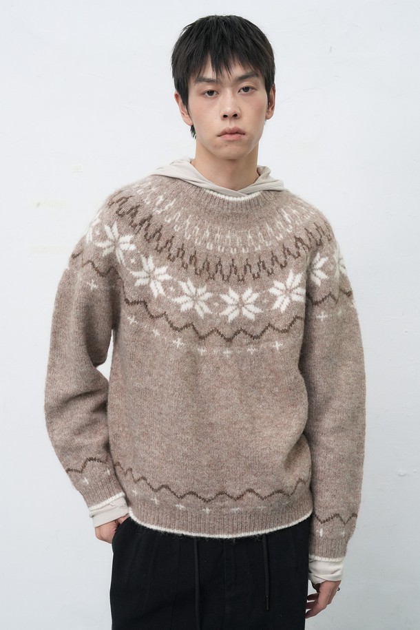 [25FW] UNISEX 울 스노우 노르딕 풀오버는 포근함과 스타일을 동시에 잡은 겨울철 필수 아이템입니다. 캐주얼과 클래식 스타일을 아우르는 디자인으로, 캠핑룩과 산책룩 등 다양한 TPO에 활용할 수 있습니다. 100% 울 소재를 사용하여 뛰어난 보온성을 제공하며, 두꺼운 두께감으로 추운 날씨에도 따뜻하게 착용 가능합니다. 라운드넥 디자인에 노르딕 패턴이 더해져 포근하고 세련된 느낌을 선사하며, 긴 소매 기장과 풀오버 스타일로 편안한 착용감을 느낄 수 있습니다. 남녀 공용으로 제작되어 커플룩으로도 활용하기 좋습니다.
