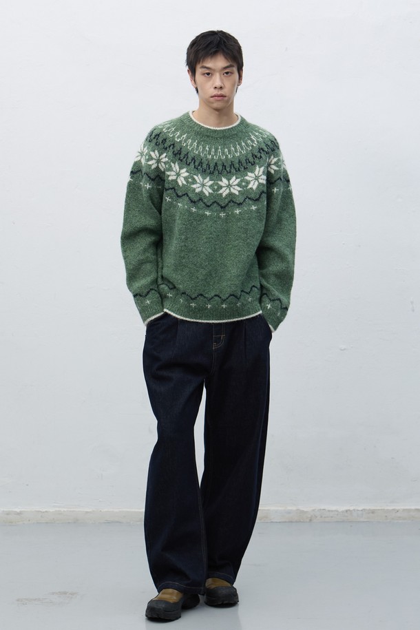 [25FW] UNISEX 울 스노우 노르딕 풀오버 4COL / SBD4U05022는 캐주얼, 클래식, 미니멀 스타일을 아우르는 유니섹스 울 스웨터입니다. 가을, 겨울 시즌에 어울리는 두꺼운 두께감과 부드러운 촉감의 울 소재로 제작되었으며, 라운드넥과 긴소매 디자인으로 편안한 착용감을 제공합니다. 그린, 베이지 컬러를 포함한 4가지 색상으로 출시되었으며, 스노우 패턴과 기하학 무늬가 돋보이는 디자인이 특징입니다. 출근룩을 포함한 다양한 일상에 활용하기 좋은 레귤러핏 풀오버 스타일입니다.
