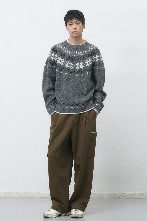 **[25FW] UNISEX 울 스노우 노르딕 풀오버 4컬러 / SBD4U05022**

가을, 겨울 시즌에 어울리는 유니섹스 울 스노우 노르딕 풀오버입니다. 부드러운 촉감의 울 소재로 제작되어 포근하고 따뜻한 착용감을 선사합니다. 오버핏 디자인에 라운드넥으로 편안한 착용감을 강조했으며, 긴소매 기장으로 보온성을 높였습니다. 스노우 패턴과 노르딕 패턴이 조화롭게 어우러져 캐주얼하면서도 베이직한 스타일을 연출합니다. 캠핑룩, 연말 모임룩 등 다양한 TPO에 활용 가능하며, 캐주얼, 클래식, 미니멀 스타일을 즐겨 입는 분들께 추천합니다. 색상은 그레이, 화이트 2가지로 출시되었습니다.
