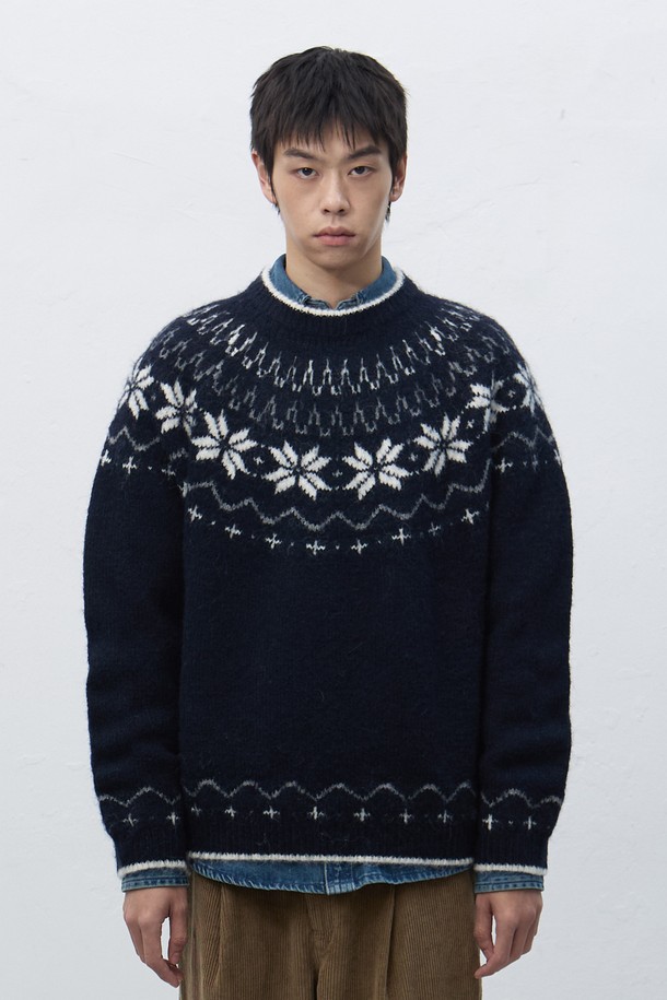 [25FW] 유니섹스 울 스노우 노르딕 풀오버 SBD4U05022는 가을과 겨울, 일상에서 따뜻함과 스타일을 모두 잡을 수 있는 니트 스웨터입니다. 부드러운 울 소재로 제작되어 뛰어난 촉감을 자랑하며, 두꺼운 두께감으로 보온성을 높였습니다. 네이비와 화이트 컬러, 노르딕과 기하학 패턴의 조화가 캐주얼하면서도 베이직한 디자인을 완성합니다. 터틀넥과 긴 소매, 레귤러 핏으로 편안한 착용감을 선사하며, 출근룩이나 모임룩 등 다양한 TPO에 활용 가능합니다. 풀오버 스타일로 간편하게 착용 가능하며, 캐주얼, 클래식, 미니멀 스타일을 즐기는 분들께 추천합니다.
