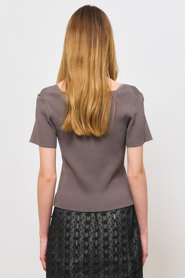 [24SS] WOMAN 리브드 스퀘어 하프 니트 [CHARCOAL]는 여성용 니트/스웨터 상의입니다. 차콜 컬러의 슬림핏으로, 페미닌하고 쿨한 스타일을 연출합니다. 봄, 여름 시즌에 적합하며, 반소매 기장과 하프 기장으로 시원하게 착용할 수 있습니다. 골지 패턴의 스퀘어넥 디자인과 옆트임 디테일, 로고 메달 패치가 특징입니다. 데이트룩, 카페룩, 미니멀, 클래식 스타일을 즐겨 입는 여성분들께 추천합니다.
