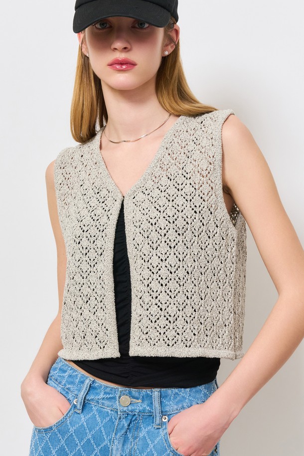 [24SS] 우먼 펀칭 니트 오픈 베스트 [라이트 그레이] / WBD2L06529는 봄, 여름, 가을에 활용하기 좋은 여성용 베스트입니다. 라이트 그레이 컬러의 스탠다드 핏 크롭 기장으로, 펀칭 디테일이 돋보이는 디자인입니다. 브이넥 민소매 스타일로, 데이트룩, 카페룩, 쇼핑룩 등 다양한 TPO에 매치하기 좋습니다. 아크릴과 폴리에스터 혼방 소재로 제작되어 신축성이 있으며, 비침이 있어 레이어드하여 스타일리시하게 연출할 수 있습니다. 미니멀, 캐주얼, 클래식 스타일을 즐겨 입는 여성에게 추천합니다.
