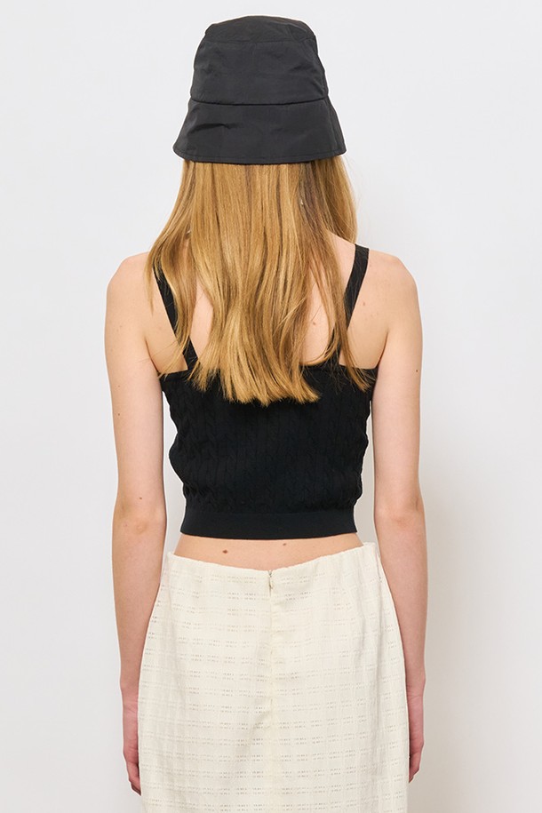 [24SS] 우먼 텐셀 케이블 슬리브리스 [블랙]은 여름 시즌, 트렌디한 스타일을 연출하기에 완벽한 여성 슬리브리스입니다. 텐셀 소재로 제작되어 부드러운 착용감을 선사하며, 슬림핏 디자인과 V넥 라인이 여성스러운 실루엣을 강조합니다. 14게이지 케이블 조직으로 짜여진 독특한 패턴이 돋보이며, 레이어드하여 다양한 스타일을 연출할 수 있습니다. 데이트룩, 카페룩, 여름 바캉스룩 등 다채로운 TPO에 미니멀, 클래식, 캐주얼 무드로 활용하기 좋습니다. 특히 텐셀 V넥 케이블 가디건과 함께 세트 착용하여 더욱 세련된 스타일을 완성할 수 있습니다.
