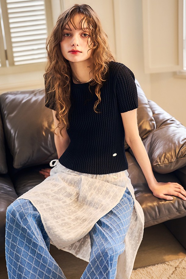 [24SS] WOMAN 텍스처드 하프 니트 [BLACK] / WBD2L05534는 여름 시즌을 위한 여성용 니트입니다. 레이온과 나일론 혼방 소재로 제작되어 부드러운 촉감과 시원한 냉감 기능을 제공합니다. 라운드넥 디자인에 얇은 두께감, 반소매 기장으로 편안하게 착용할 수 있으며, 텍스처드 원사를 사용하여 베이직하면서도 세련된 무드를 연출합니다. 데이트룩, 카페룩 등 다양한 TPO에 미니멀, 캐주얼, 클래식 스타일로 코디하기 좋은 아이템입니다. 블랙 컬러의 레귤러핏으로 어떤 룩에도 쉽게 매치할 수 있습니다.
