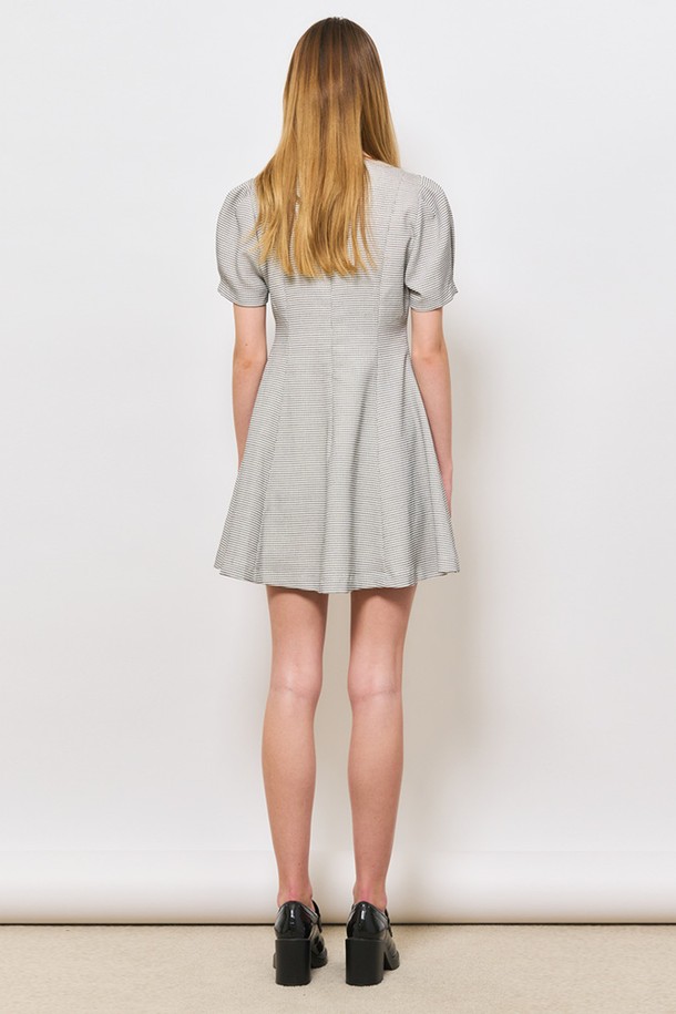 **[24SS] WOMAN 플레어 퍼프 슬리브 원피스 [WHITE COMBI]**

페미닌하고 엘레강스한 무드의 여성 플레어 원피스입니다. 봄, 여름, 가을 시즌에 활용하기 좋으며, 데일리룩, 일상복으로 즐겨 입을 수 있습니다. 라운드넥 디자인에 퍼프 슬리브 디테일이 여성스러운 포인트를 더하고, 플레어 실루엣으로 더욱 사랑스러운 느낌을 연출합니다. 폴리에스터, 레이온, 스판덱스 혼방 소재로 제작되어 편안한 착용감을 선사하며, 안감 처리가 되어 비침 걱정 없이 입을 수 있습니다. 데이트룩, 카페룩, 모임룩 등 다양한 TPO에 맞춰 클래식, 미니멀, 로맨틱 스타일을 연출해 보세요.
