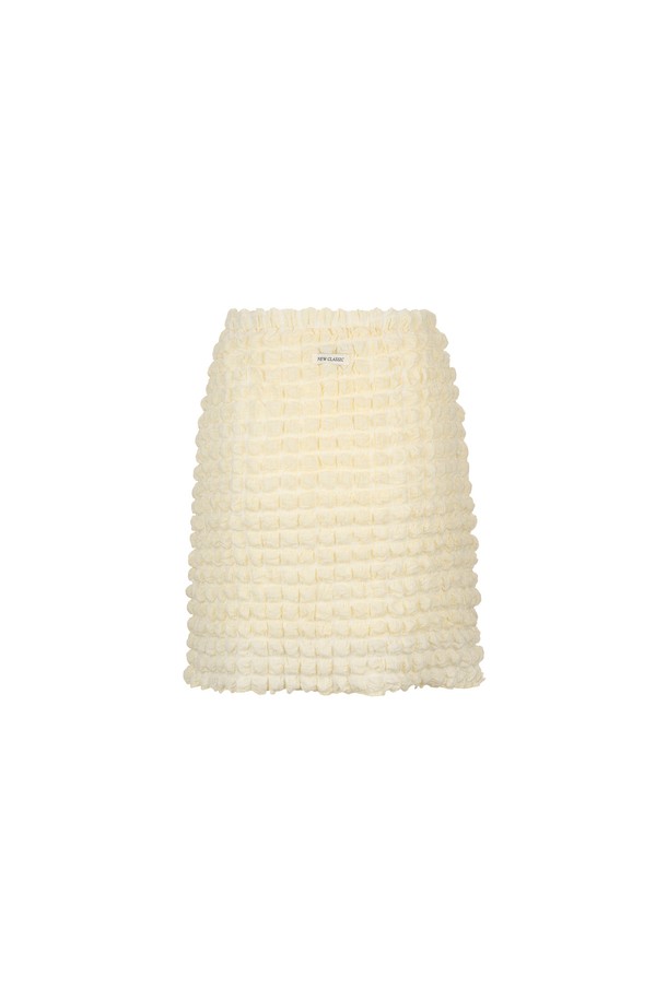 [24SS] WOMAN 스퀘어 엠보 미니스커트 [LIGHT YELLOW]는 캐주얼, 미니멀, 걸리시 스타일을 연출하기 좋은 여성 미니스커트입니다. 밝은 LIGHT YELLOW 컬러에 엠보 체크 패턴이 더해져 산뜻하고 세련된 느낌을 주며, 여름에 시원하게 착용하기 좋습니다. 허리 부분은 엘라스틱 밴딩 처리되어 편안한 착용감을 선사하며, 스트레치성이 뛰어나 활동성을 높였습니다. 데이트룩, 쇼핑룩, 카페룩 등 다양한 TPO에 활용할 수 있으며, Square Embo Short Sleeve 블라우스와 세트로 스타일리시하게 연출할 수 있습니다.
