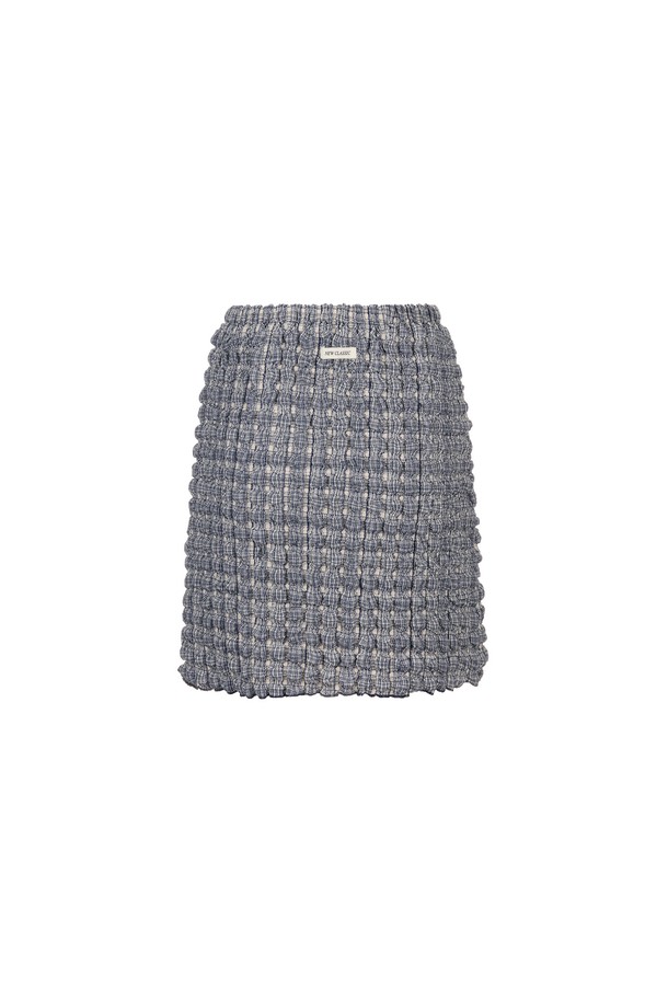 [24SS] WOMAN 스퀘어 엠보 미니스커트 [네이비]는 여성스러운 실루엣을 강조하는 A라인 미니스커트입니다. 네이비 컬러의 이 스커트는 폴리에스터와 폴리우레탄 혼방 소재로 제작되어 부드러운 촉감을 선사합니다. 엠보 패턴이 돋보이는 디자인으로, 클래식, 미니멀, 시크한 스타일을 연출하기에 좋습니다. 데이트룩, 카페룩, 쇼핑룩 등 다양한 TPO에 활용할 수 있으며, 봄과 여름 시즌에 잘 어울립니다.
