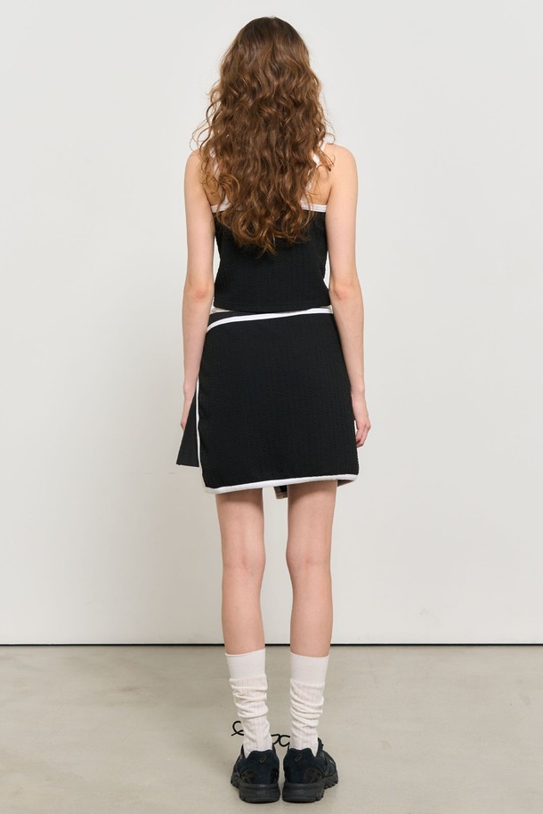 세련된 무드를 연출하는 [24SS] 우먼 트위스트 리본 슬리브리스 세트 [블랙]입니다. 스퀘어넥 디자인에 블랙과 화이트 컬러로 출시되어 어떤 스타일에도 쉽게 매치할 수 있습니다. 민소매 기장과 크롭 기장으로 시원하고 트렌디한 느낌을 주며, 리본 디테일과 화이트 파이핑이 포인트입니다. 미니멀하고 시크한 스타일을 추구하는 여성분들께 데이트룩, 카페룩, 쇼핑룩으로 추천합니다. 레귤러 핏으로 편안하게 착용 가능하며, 여름 시즌에 활용하기 좋습니다.
