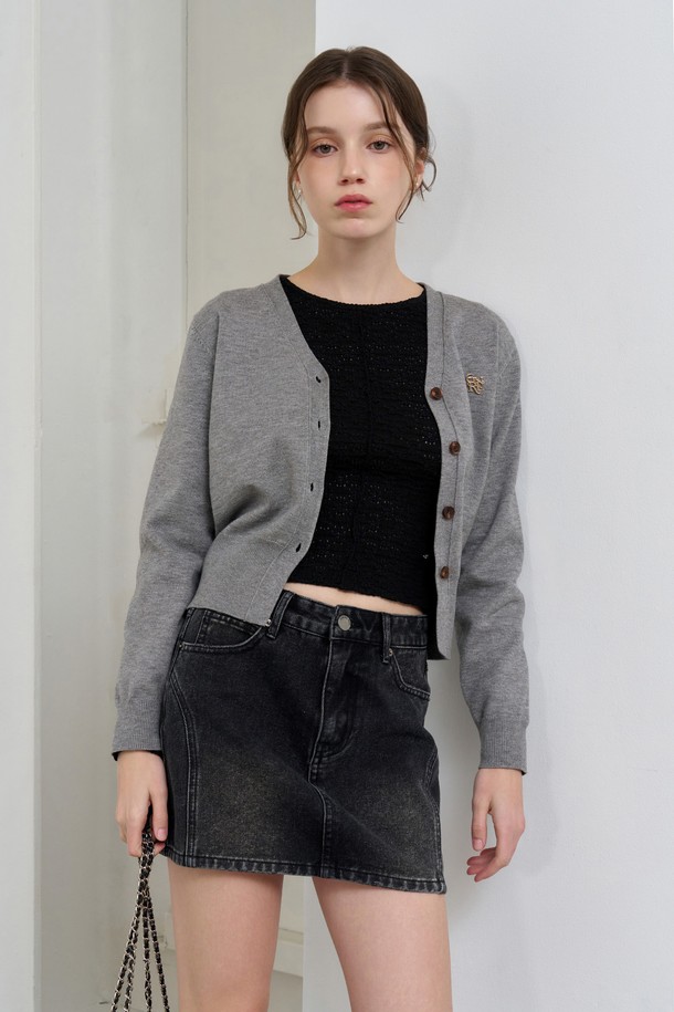 [25SS] WOMAN 레이스 핀턱 롱 슬리브 티 [블랙]는 여성스러운 분위기를 연출하는 롱 슬리브 티셔츠입니다. 봄, 여름 시즌에 어울리는 얇은 두께감과 슬림핏 디자인으로 제작되었으며, 라운드넥과 긴소매 기장으로 편안하게 착용할 수 있습니다. 블랙, 화이트, 크림 세 가지 색상으로 출시되었으며, 레이스 및 핀턱 디테일이 더해져 베이직하면서도 세련된 스타일을 연출합니다. 데이트룩, 카페룩 등 다양한 TPO에 활용 가능하며, 이너웨어 착용을 권장합니다. 미니멀, 클래식, 캐주얼 스타일을 즐겨 입는 분들께 추천합니다.
