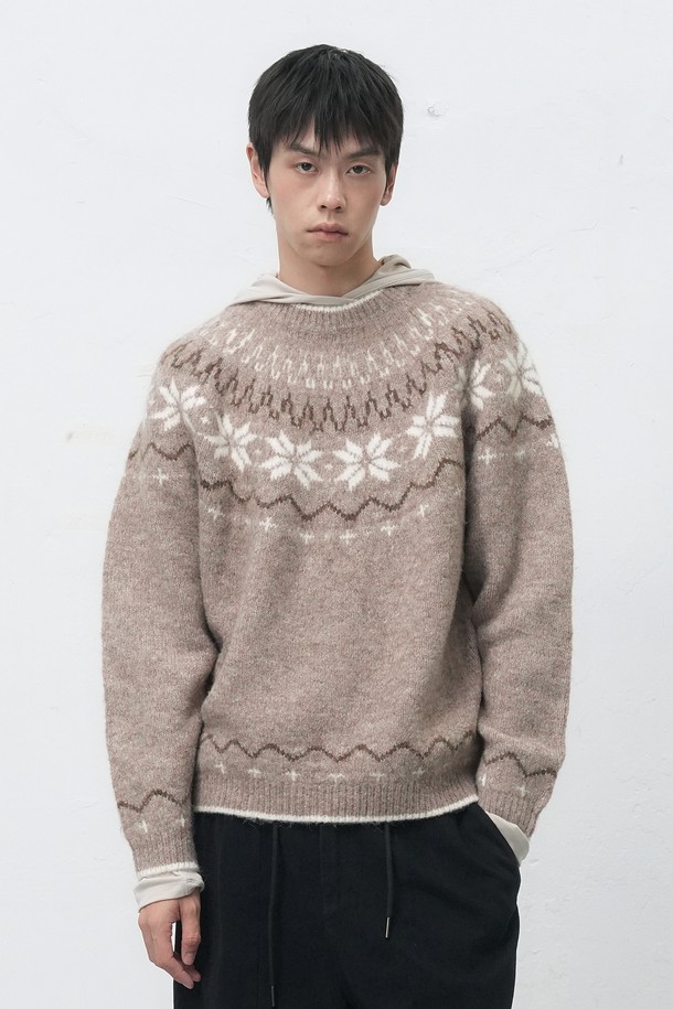 [25FW] UNISEX 울 스노우 노르딕 풀오버는 포근함과 스타일을 동시에 잡은 겨울철 필수 아이템입니다. 캐주얼과 클래식 스타일을 아우르는 디자인으로, 캠핑룩과 산책룩 등 다양한 TPO에 활용할 수 있습니다. 100% 울 소재를 사용하여 뛰어난 보온성을 제공하며, 두꺼운 두께감으로 추운 날씨에도 따뜻하게 착용 가능합니다. 라운드넥 디자인에 노르딕 패턴이 더해져 포근하고 세련된 느낌을 선사하며, 긴 소매 기장과 풀오버 스타일로 편안한 착용감을 느낄 수 있습니다. 남녀 공용으로 제작되어 커플룩으로도 활용하기 좋습니다.
