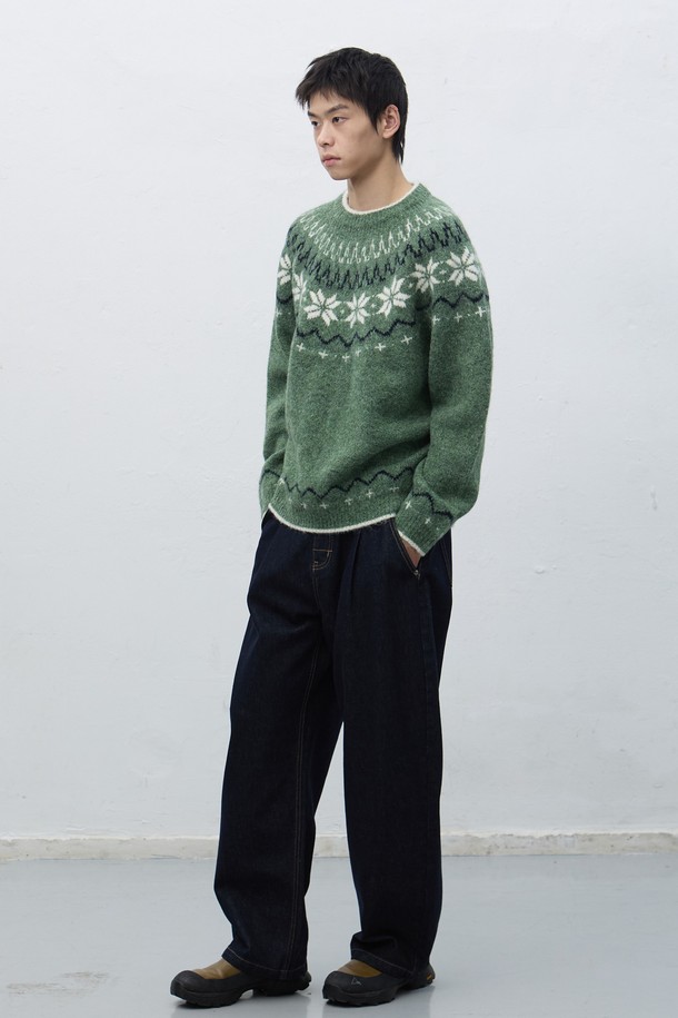 [25FW] UNISEX 울 스노우 노르딕 풀오버 4COL / SBD4U05022는 캐주얼, 클래식, 미니멀 스타일을 아우르는 유니섹스 울 스웨터입니다. 가을, 겨울 시즌에 어울리는 두꺼운 두께감과 부드러운 촉감의 울 소재로 제작되었으며, 라운드넥과 긴소매 디자인으로 편안한 착용감을 제공합니다. 그린, 베이지 컬러를 포함한 4가지 색상으로 출시되었으며, 스노우 패턴과 기하학 무늬가 돋보이는 디자인이 특징입니다. 출근룩을 포함한 다양한 일상에 활용하기 좋은 레귤러핏 풀오버 스타일입니다.
