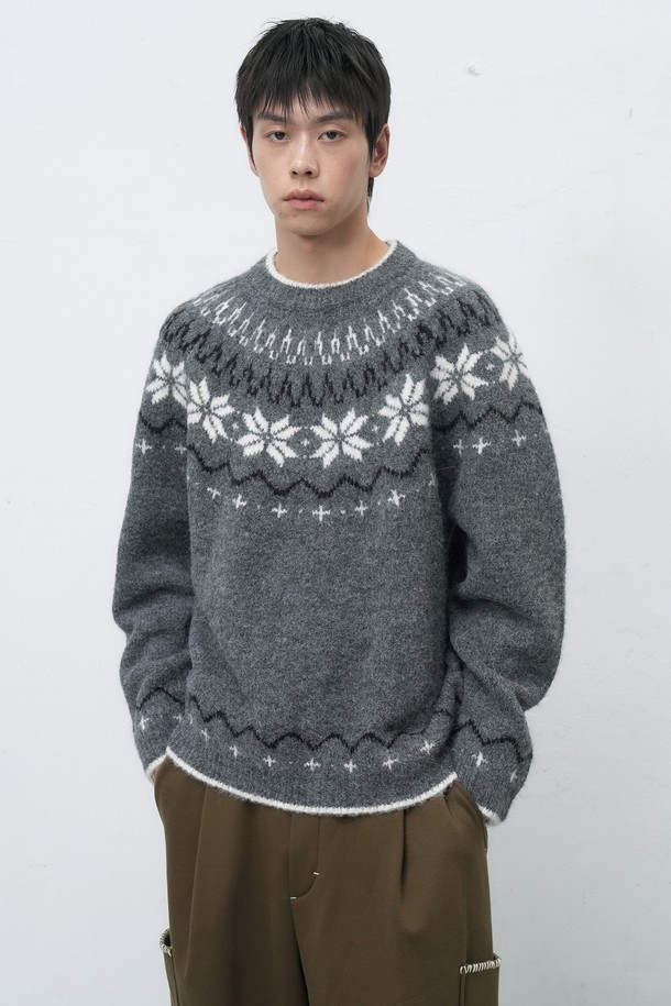 **[25FW] UNISEX 울 스노우 노르딕 풀오버 4컬러 / SBD4U05022**

가을, 겨울 시즌에 어울리는 유니섹스 울 스노우 노르딕 풀오버입니다. 부드러운 촉감의 울 소재로 제작되어 포근하고 따뜻한 착용감을 선사합니다. 오버핏 디자인에 라운드넥으로 편안한 착용감을 강조했으며, 긴소매 기장으로 보온성을 높였습니다. 스노우 패턴과 노르딕 패턴이 조화롭게 어우러져 캐주얼하면서도 베이직한 스타일을 연출합니다. 캠핑룩, 연말 모임룩 등 다양한 TPO에 활용 가능하며, 캐주얼, 클래식, 미니멀 스타일을 즐겨 입는 분들께 추천합니다. 색상은 그레이, 화이트 2가지로 출시되었습니다.
