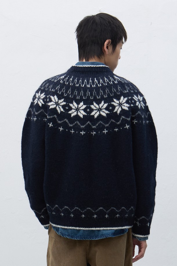 [25FW] 유니섹스 울 스노우 노르딕 풀오버 SBD4U05022는 가을과 겨울, 일상에서 따뜻함과 스타일을 모두 잡을 수 있는 니트 스웨터입니다. 부드러운 울 소재로 제작되어 뛰어난 촉감을 자랑하며, 두꺼운 두께감으로 보온성을 높였습니다. 네이비와 화이트 컬러, 노르딕과 기하학 패턴의 조화가 캐주얼하면서도 베이직한 디자인을 완성합니다. 터틀넥과 긴 소매, 레귤러 핏으로 편안한 착용감을 선사하며, 출근룩이나 모임룩 등 다양한 TPO에 활용 가능합니다. 풀오버 스타일로 간편하게 착용 가능하며, 캐주얼, 클래식, 미니멀 스타일을 즐기는 분들께 추천합니다.
