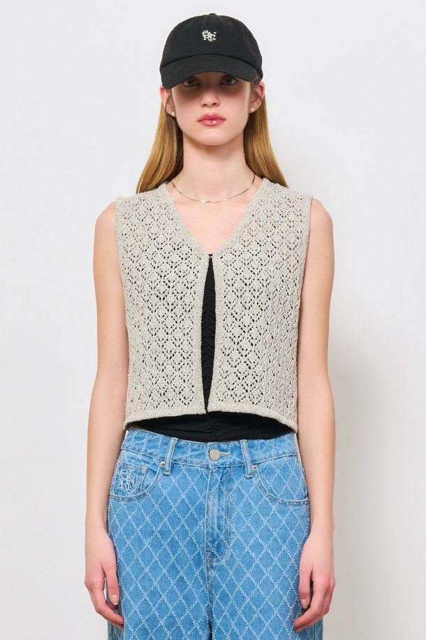 [24SS] 우먼 펀칭 니트 오픈 베스트 [라이트 그레이] / WBD2L06529는 봄, 여름, 가을에 활용하기 좋은 여성용 베스트입니다. 라이트 그레이 컬러의 스탠다드 핏 크롭 기장으로, 펀칭 디테일이 돋보이는 디자인입니다. 브이넥 민소매 스타일로, 데이트룩, 카페룩, 쇼핑룩 등 다양한 TPO에 매치하기 좋습니다. 아크릴과 폴리에스터 혼방 소재로 제작되어 신축성이 있으며, 비침이 있어 레이어드하여 스타일리시하게 연출할 수 있습니다. 미니멀, 캐주얼, 클래식 스타일을 즐겨 입는 여성에게 추천합니다.
