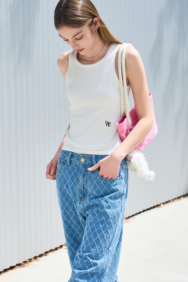 [24SS] WOMAN GNRL (우먼 제너럴) 니트 탱크 톱 슬리브리스 [WHITE] / WBD2L05537는 부드러운 니트 소재로 제작된 여성용 민소매 탱크 톱입니다. 얇은 두께감과 레귤러 핏으로 편안한 착용감을 선사하며, 라운드넥 디자인과 무지 패턴으로 미니멀하고 베이직한 스타일을 연출합니다. 여름 시즌에 어울리는 이 화이트 컬러의 탱크 톱은 데이트룩 및 카페룩과 같은 TPO에 활용하기 좋으며, 미니멀, 클래식, 캐주얼 스타일을 즐겨 입는 분들께 추천합니다. 일상에서 다양한 스타일링으로 활용할 수 있는 아이템입니다.
