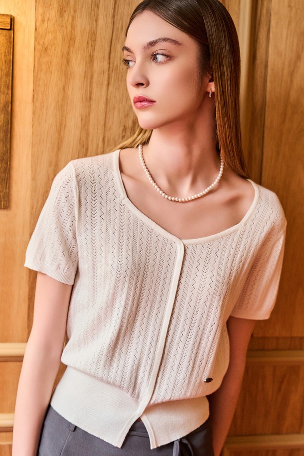 [24SS] 우먼 스카시 슬릿 하프 니트 [화이트] / WBD2L05540는 여성용 상의 니트/스웨터입니다. 시원한 여름에 어울리는 얇은 두께감과 부드러운 촉감의 레이온, 폴리에스터 혼방 소재로 제작되었습니다. 베이직한 스타일의 브이넥 반소매 디자인에, 스카시 패턴과 슬릿 디테일로 포인트를 더했습니다. 레귤러핏으로 편안하게 착용 가능하며, 데이트룩, 카페룩 등 다양한 TPO에 미니멀, 캐주얼, 클래식 스타일로 연출하기 좋습니다. 비침이 약간 있으며, 신축성이 있어 활동성을 높였습니다.
