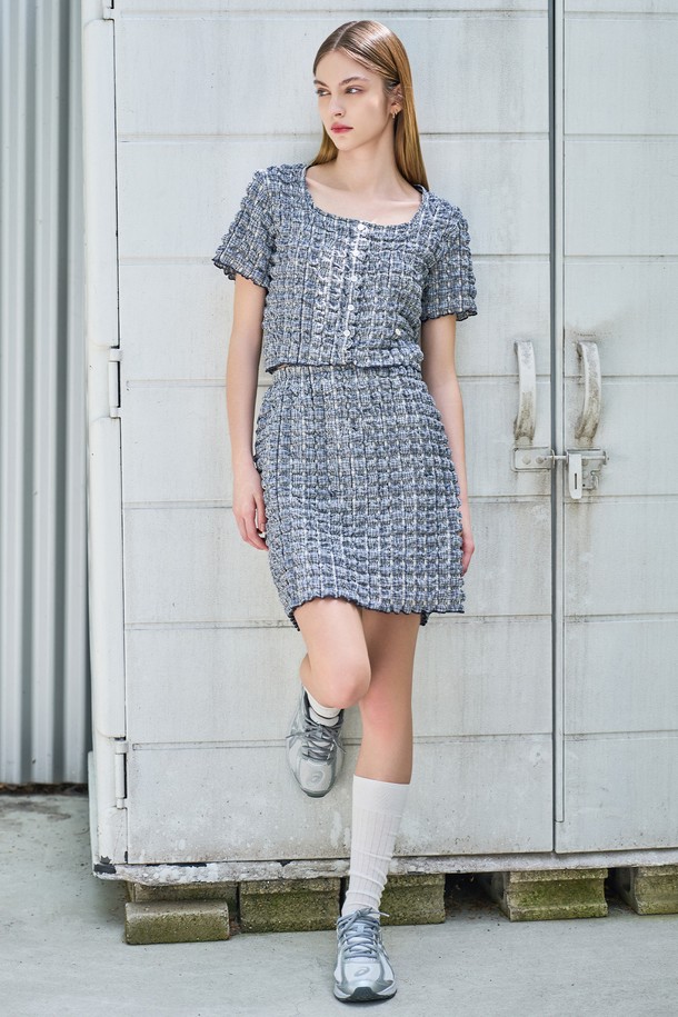 [24SS] WOMAN 스퀘어 엠보 미니스커트 [네이비]는 여성스러운 실루엣을 강조하는 A라인 미니스커트입니다. 네이비 컬러의 이 스커트는 폴리에스터와 폴리우레탄 혼방 소재로 제작되어 부드러운 촉감을 선사합니다. 엠보 패턴이 돋보이는 디자인으로, 클래식, 미니멀, 시크한 스타일을 연출하기에 좋습니다. 데이트룩, 카페룩, 쇼핑룩 등 다양한 TPO에 활용할 수 있으며, 봄과 여름 시즌에 잘 어울립니다.
