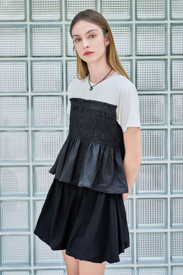 **[24SS] WOMAN (우먼) 스모킹 레이어드 하프 티셔츠 [BLACK] / WBD2L01538**

세련된 스타일을 연출하는 [24SS] WOMAN (우먼) 하프 티셔츠입니다. 블랙 컬러의 이 티셔츠는 면, 폴리에스터, 스판덱스 혼방 소재로 제작되어 부드러운 촉감과 편안한 착용감을 선사합니다. 스모킹 디테일과 레이어드 디자인이 특징이며, 일상, 데이트룩, 카페룩 등 다양한 TPO에 활용할 수 있습니다. 스탠다드핏, 라운드넥, 반소매 디자인으로 캐주얼, 미니멀, 클래식 스타일을 즐겨 입는 여성분들께 추천합니다. 신축성이 있어 활동성이 좋고, 비침 걱정 없이 착용할 수 있습니다.
