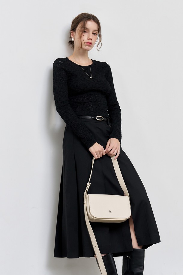 [25SS] WOMAN 레이스 핀턱 롱 슬리브 티 [블랙]는 여성스러운 분위기를 연출하는 롱 슬리브 티셔츠입니다. 봄, 여름 시즌에 어울리는 얇은 두께감과 슬림핏 디자인으로 제작되었으며, 라운드넥과 긴소매 기장으로 편안하게 착용할 수 있습니다. 블랙, 화이트, 크림 세 가지 색상으로 출시되었으며, 레이스 및 핀턱 디테일이 더해져 베이직하면서도 세련된 스타일을 연출합니다. 데이트룩, 카페룩 등 다양한 TPO에 활용 가능하며, 이너웨어 착용을 권장합니다. 미니멀, 클래식, 캐주얼 스타일을 즐겨 입는 분들께 추천합니다.
