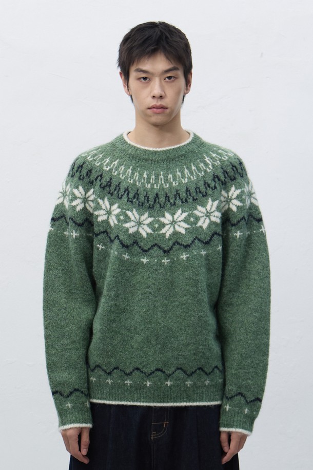 [25FW] UNISEX 울 스노우 노르딕 풀오버 4COL / SBD4U05022는 캐주얼, 클래식, 미니멀 스타일을 아우르는 유니섹스 울 스웨터입니다. 가을, 겨울 시즌에 어울리는 두꺼운 두께감과 부드러운 촉감의 울 소재로 제작되었으며, 라운드넥과 긴소매 디자인으로 편안한 착용감을 제공합니다. 그린, 베이지 컬러를 포함한 4가지 색상으로 출시되었으며, 스노우 패턴과 기하학 무늬가 돋보이는 디자인이 특징입니다. 출근룩을 포함한 다양한 일상에 활용하기 좋은 레귤러핏 풀오버 스타일입니다.
