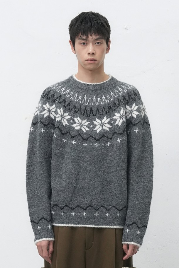 **[25FW] UNISEX 울 스노우 노르딕 풀오버 4컬러 / SBD4U05022**

가을, 겨울 시즌에 어울리는 유니섹스 울 스노우 노르딕 풀오버입니다. 부드러운 촉감의 울 소재로 제작되어 포근하고 따뜻한 착용감을 선사합니다. 오버핏 디자인에 라운드넥으로 편안한 착용감을 강조했으며, 긴소매 기장으로 보온성을 높였습니다. 스노우 패턴과 노르딕 패턴이 조화롭게 어우러져 캐주얼하면서도 베이직한 스타일을 연출합니다. 캠핑룩, 연말 모임룩 등 다양한 TPO에 활용 가능하며, 캐주얼, 클래식, 미니멀 스타일을 즐겨 입는 분들께 추천합니다. 색상은 그레이, 화이트 2가지로 출시되었습니다.
