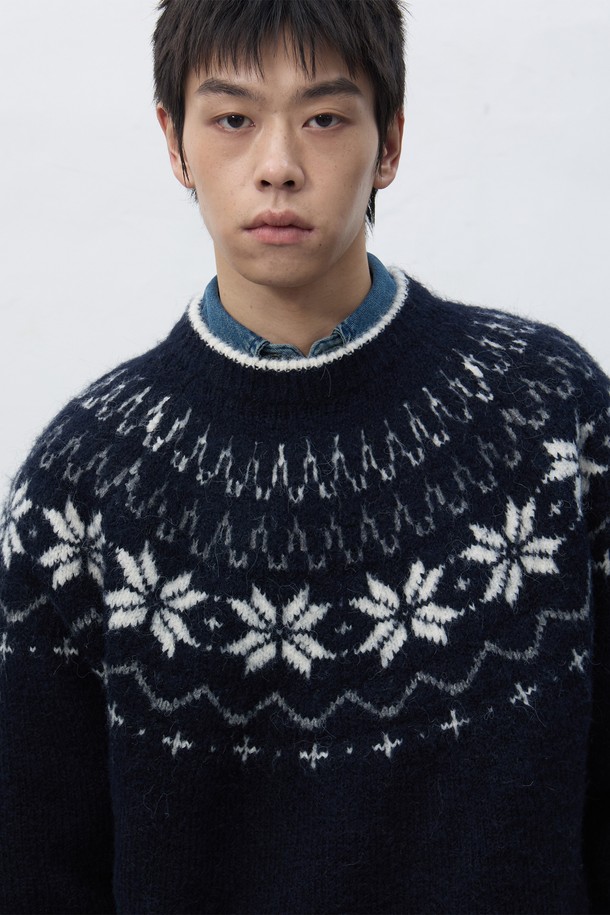 [25FW] 유니섹스 울 스노우 노르딕 풀오버 SBD4U05022는 가을과 겨울, 일상에서 따뜻함과 스타일을 모두 잡을 수 있는 니트 스웨터입니다. 부드러운 울 소재로 제작되어 뛰어난 촉감을 자랑하며, 두꺼운 두께감으로 보온성을 높였습니다. 네이비와 화이트 컬러, 노르딕과 기하학 패턴의 조화가 캐주얼하면서도 베이직한 디자인을 완성합니다. 터틀넥과 긴 소매, 레귤러 핏으로 편안한 착용감을 선사하며, 출근룩이나 모임룩 등 다양한 TPO에 활용 가능합니다. 풀오버 스타일로 간편하게 착용 가능하며, 캐주얼, 클래식, 미니멀 스타일을 즐기는 분들께 추천합니다.
