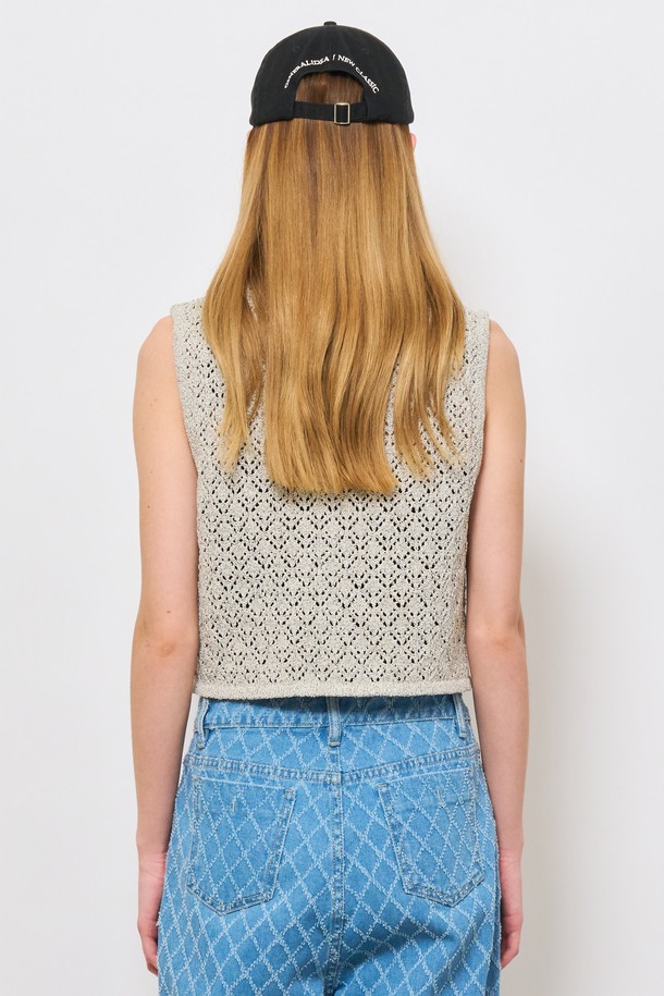 [24SS] 우먼 펀칭 니트 오픈 베스트 [라이트 그레이] / WBD2L06529는 봄, 여름, 가을에 활용하기 좋은 여성용 베스트입니다. 라이트 그레이 컬러의 스탠다드 핏 크롭 기장으로, 펀칭 디테일이 돋보이는 디자인입니다. 브이넥 민소매 스타일로, 데이트룩, 카페룩, 쇼핑룩 등 다양한 TPO에 매치하기 좋습니다. 아크릴과 폴리에스터 혼방 소재로 제작되어 신축성이 있으며, 비침이 있어 레이어드하여 스타일리시하게 연출할 수 있습니다. 미니멀, 캐주얼, 클래식 스타일을 즐겨 입는 여성에게 추천합니다.
