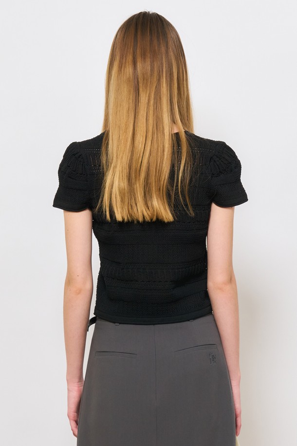 [24SS] WOMAN 캡 슬리브 펀칭 니트 풀오버 [BLACK] / WBD2L05532는 여성용 상의 니트/스웨터입니다. 걸리시한 스타일 연출에 적합하며, 여름 시즌에 시원하게 착용할 수 있는 얇은 두께의 캡 슬리브 풀오버입니다. U넥 디자인에 펀칭 및 스카시 패턴 디테일이 더해져 시원함과 여성스러운 분위기를 동시에 선사합니다. 블랙 컬러로 데이트룩, 카페룩, 쇼핑룩 등 다양한 TPO에 매치하기 좋으며, 레귤러핏으로 편안하게 착용 가능합니다. 미니멀, 클래식 스타일을 선호하는 분들께 추천합니다.
