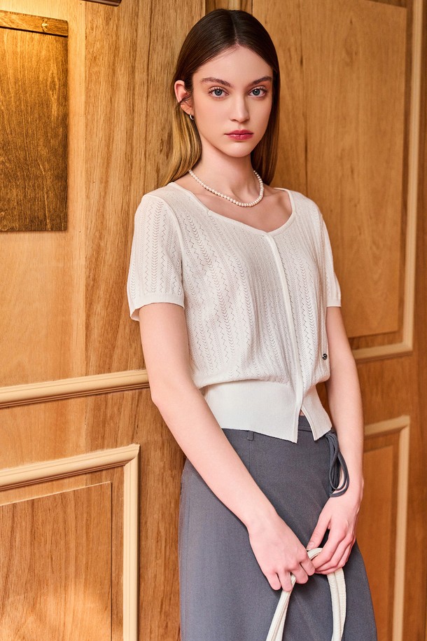 [24SS] 우먼 스카시 슬릿 하프 니트 [화이트] / WBD2L05540는 여성용 상의 니트/스웨터입니다. 시원한 여름에 어울리는 얇은 두께감과 부드러운 촉감의 레이온, 폴리에스터 혼방 소재로 제작되었습니다. 베이직한 스타일의 브이넥 반소매 디자인에, 스카시 패턴과 슬릿 디테일로 포인트를 더했습니다. 레귤러핏으로 편안하게 착용 가능하며, 데이트룩, 카페룩 등 다양한 TPO에 미니멀, 캐주얼, 클래식 스타일로 연출하기 좋습니다. 비침이 약간 있으며, 신축성이 있어 활동성을 높였습니다.
