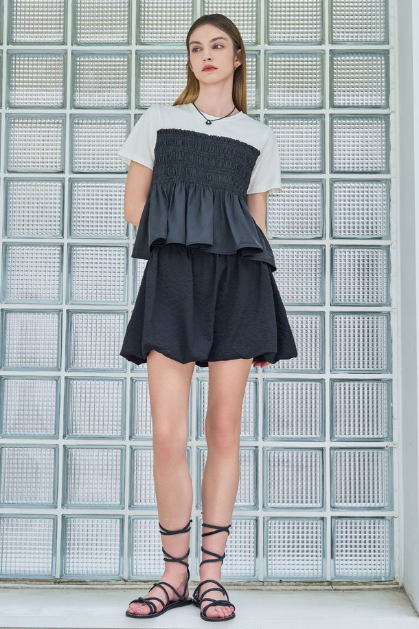 **[24SS] WOMAN (우먼) 스모킹 레이어드 하프 티셔츠 [BLACK] / WBD2L01538**

세련된 스타일을 연출하는 [24SS] WOMAN (우먼) 하프 티셔츠입니다. 블랙 컬러의 이 티셔츠는 면, 폴리에스터, 스판덱스 혼방 소재로 제작되어 부드러운 촉감과 편안한 착용감을 선사합니다. 스모킹 디테일과 레이어드 디자인이 특징이며, 일상, 데이트룩, 카페룩 등 다양한 TPO에 활용할 수 있습니다. 스탠다드핏, 라운드넥, 반소매 디자인으로 캐주얼, 미니멀, 클래식 스타일을 즐겨 입는 여성분들께 추천합니다. 신축성이 있어 활동성이 좋고, 비침 걱정 없이 착용할 수 있습니다.
