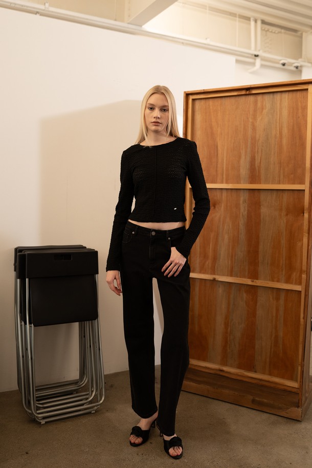 [25SS] WOMAN 레이스 핀턱 롱 슬리브 티 [블랙]는 여성스러운 분위기를 연출하는 롱 슬리브 티셔츠입니다. 봄, 여름 시즌에 어울리는 얇은 두께감과 슬림핏 디자인으로 제작되었으며, 라운드넥과 긴소매 기장으로 편안하게 착용할 수 있습니다. 블랙, 화이트, 크림 세 가지 색상으로 출시되었으며, 레이스 및 핀턱 디테일이 더해져 베이직하면서도 세련된 스타일을 연출합니다. 데이트룩, 카페룩 등 다양한 TPO에 활용 가능하며, 이너웨어 착용을 권장합니다. 미니멀, 클래식, 캐주얼 스타일을 즐겨 입는 분들께 추천합니다.
