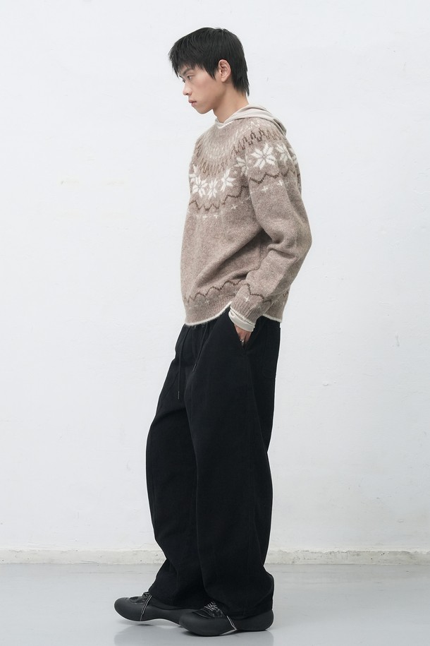 [25FW] UNISEX 울 스노우 노르딕 풀오버는 포근함과 스타일을 동시에 잡은 겨울철 필수 아이템입니다. 캐주얼과 클래식 스타일을 아우르는 디자인으로, 캠핑룩과 산책룩 등 다양한 TPO에 활용할 수 있습니다. 100% 울 소재를 사용하여 뛰어난 보온성을 제공하며, 두꺼운 두께감으로 추운 날씨에도 따뜻하게 착용 가능합니다. 라운드넥 디자인에 노르딕 패턴이 더해져 포근하고 세련된 느낌을 선사하며, 긴 소매 기장과 풀오버 스타일로 편안한 착용감을 느낄 수 있습니다. 남녀 공용으로 제작되어 커플룩으로도 활용하기 좋습니다.
