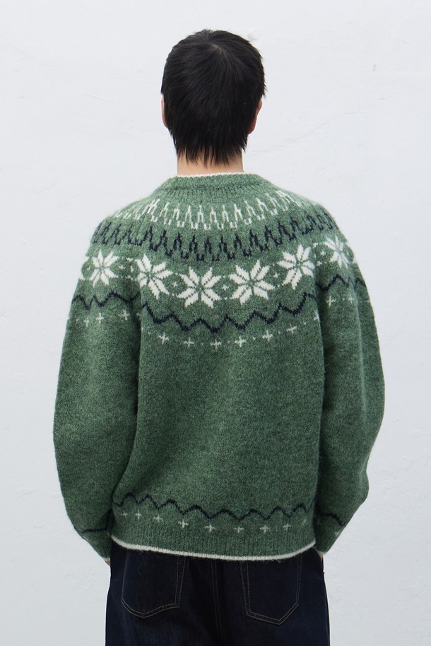 [25FW] UNISEX 울 스노우 노르딕 풀오버 4COL / SBD4U05022는 캐주얼, 클래식, 미니멀 스타일을 아우르는 유니섹스 울 스웨터입니다. 가을, 겨울 시즌에 어울리는 두꺼운 두께감과 부드러운 촉감의 울 소재로 제작되었으며, 라운드넥과 긴소매 디자인으로 편안한 착용감을 제공합니다. 그린, 베이지 컬러를 포함한 4가지 색상으로 출시되었으며, 스노우 패턴과 기하학 무늬가 돋보이는 디자인이 특징입니다. 출근룩을 포함한 다양한 일상에 활용하기 좋은 레귤러핏 풀오버 스타일입니다.
