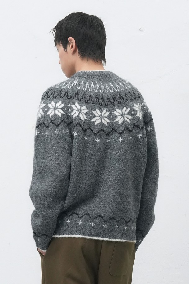 **[25FW] UNISEX 울 스노우 노르딕 풀오버 4컬러 / SBD4U05022**

가을, 겨울 시즌에 어울리는 유니섹스 울 스노우 노르딕 풀오버입니다. 부드러운 촉감의 울 소재로 제작되어 포근하고 따뜻한 착용감을 선사합니다. 오버핏 디자인에 라운드넥으로 편안한 착용감을 강조했으며, 긴소매 기장으로 보온성을 높였습니다. 스노우 패턴과 노르딕 패턴이 조화롭게 어우러져 캐주얼하면서도 베이직한 스타일을 연출합니다. 캠핑룩, 연말 모임룩 등 다양한 TPO에 활용 가능하며, 캐주얼, 클래식, 미니멀 스타일을 즐겨 입는 분들께 추천합니다. 색상은 그레이, 화이트 2가지로 출시되었습니다.
