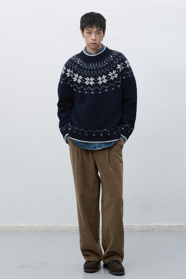 [25FW] 유니섹스 울 스노우 노르딕 풀오버 SBD4U05022는 가을과 겨울, 일상에서 따뜻함과 스타일을 모두 잡을 수 있는 니트 스웨터입니다. 부드러운 울 소재로 제작되어 뛰어난 촉감을 자랑하며, 두꺼운 두께감으로 보온성을 높였습니다. 네이비와 화이트 컬러, 노르딕과 기하학 패턴의 조화가 캐주얼하면서도 베이직한 디자인을 완성합니다. 터틀넥과 긴 소매, 레귤러 핏으로 편안한 착용감을 선사하며, 출근룩이나 모임룩 등 다양한 TPO에 활용 가능합니다. 풀오버 스타일로 간편하게 착용 가능하며, 캐주얼, 클래식, 미니멀 스타일을 즐기는 분들께 추천합니다.
