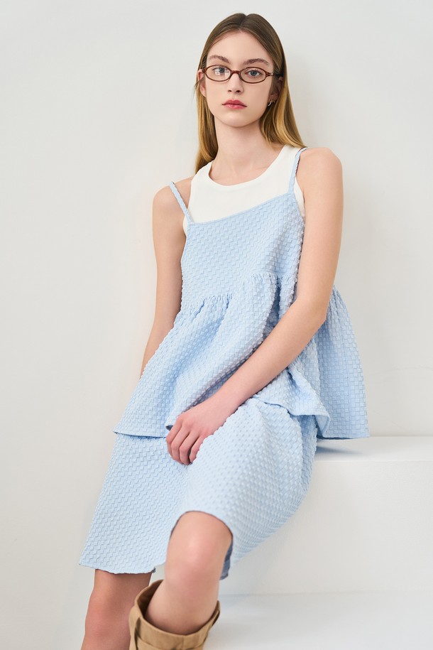 [24SS] WOMAN GNRL (우먼 제너럴) 니트 탱크 톱 슬리브리스 [WHITE] / WBD2L05537는 부드러운 니트 소재로 제작된 여성용 민소매 탱크 톱입니다. 얇은 두께감과 레귤러 핏으로 편안한 착용감을 선사하며, 라운드넥 디자인과 무지 패턴으로 미니멀하고 베이직한 스타일을 연출합니다. 여름 시즌에 어울리는 이 화이트 컬러의 탱크 톱은 데이트룩 및 카페룩과 같은 TPO에 활용하기 좋으며, 미니멀, 클래식, 캐주얼 스타일을 즐겨 입는 분들께 추천합니다. 일상에서 다양한 스타일링으로 활용할 수 있는 아이템입니다.
