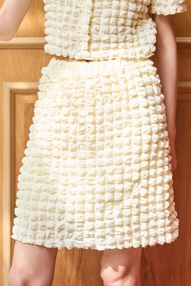 [24SS] WOMAN 스퀘어 엠보 미니스커트 [LIGHT YELLOW]는 캐주얼, 미니멀, 걸리시 스타일을 연출하기 좋은 여성 미니스커트입니다. 밝은 LIGHT YELLOW 컬러에 엠보 체크 패턴이 더해져 산뜻하고 세련된 느낌을 주며, 여름에 시원하게 착용하기 좋습니다. 허리 부분은 엘라스틱 밴딩 처리되어 편안한 착용감을 선사하며, 스트레치성이 뛰어나 활동성을 높였습니다. 데이트룩, 쇼핑룩, 카페룩 등 다양한 TPO에 활용할 수 있으며, Square Embo Short Sleeve 블라우스와 세트로 스타일리시하게 연출할 수 있습니다.
