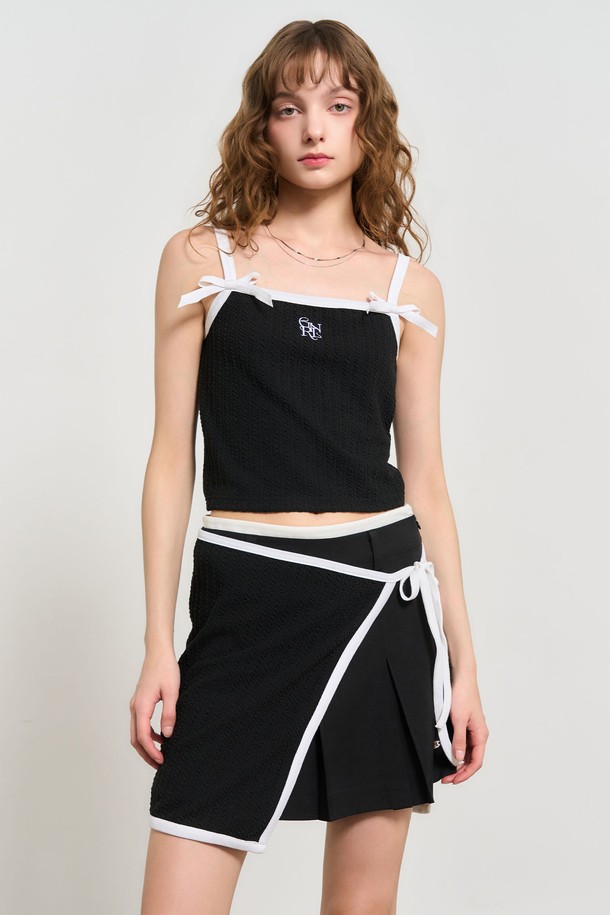 세련된 무드를 연출하는 [24SS] 우먼 트위스트 리본 슬리브리스 세트 [블랙]입니다. 스퀘어넥 디자인에 블랙과 화이트 컬러로 출시되어 어떤 스타일에도 쉽게 매치할 수 있습니다. 민소매 기장과 크롭 기장으로 시원하고 트렌디한 느낌을 주며, 리본 디테일과 화이트 파이핑이 포인트입니다. 미니멀하고 시크한 스타일을 추구하는 여성분들께 데이트룩, 카페룩, 쇼핑룩으로 추천합니다. 레귤러 핏으로 편안하게 착용 가능하며, 여름 시즌에 활용하기 좋습니다.
