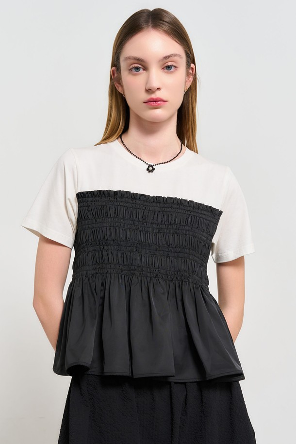 **[24SS] WOMAN (우먼) 스모킹 레이어드 하프 티셔츠 [BLACK] / WBD2L01538**

세련된 스타일을 연출하는 [24SS] WOMAN (우먼) 하프 티셔츠입니다. 블랙 컬러의 이 티셔츠는 면, 폴리에스터, 스판덱스 혼방 소재로 제작되어 부드러운 촉감과 편안한 착용감을 선사합니다. 스모킹 디테일과 레이어드 디자인이 특징이며, 일상, 데이트룩, 카페룩 등 다양한 TPO에 활용할 수 있습니다. 스탠다드핏, 라운드넥, 반소매 디자인으로 캐주얼, 미니멀, 클래식 스타일을 즐겨 입는 여성분들께 추천합니다. 신축성이 있어 활동성이 좋고, 비침 걱정 없이 착용할 수 있습니다.
