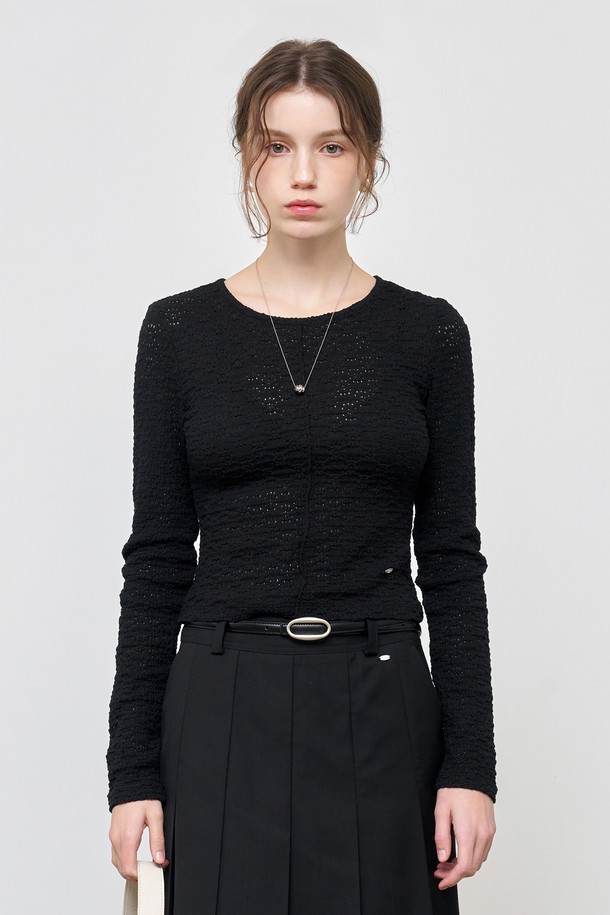 [25SS] WOMAN 레이스 핀턱 롱 슬리브 티 [블랙]는 여성스러운 분위기를 연출하는 롱 슬리브 티셔츠입니다. 봄, 여름 시즌에 어울리는 얇은 두께감과 슬림핏 디자인으로 제작되었으며, 라운드넥과 긴소매 기장으로 편안하게 착용할 수 있습니다. 블랙, 화이트, 크림 세 가지 색상으로 출시되었으며, 레이스 및 핀턱 디테일이 더해져 베이직하면서도 세련된 스타일을 연출합니다. 데이트룩, 카페룩 등 다양한 TPO에 활용 가능하며, 이너웨어 착용을 권장합니다. 미니멀, 클래식, 캐주얼 스타일을 즐겨 입는 분들께 추천합니다.
