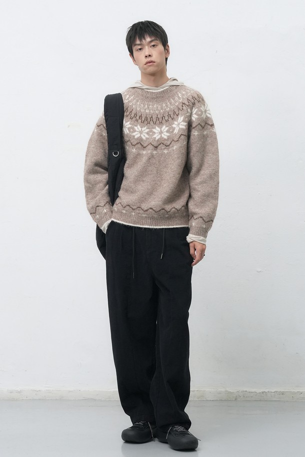 [25FW] UNISEX 울 스노우 노르딕 풀오버는 포근함과 스타일을 동시에 잡은 겨울철 필수 아이템입니다. 캐주얼과 클래식 스타일을 아우르는 디자인으로, 캠핑룩과 산책룩 등 다양한 TPO에 활용할 수 있습니다. 100% 울 소재를 사용하여 뛰어난 보온성을 제공하며, 두꺼운 두께감으로 추운 날씨에도 따뜻하게 착용 가능합니다. 라운드넥 디자인에 노르딕 패턴이 더해져 포근하고 세련된 느낌을 선사하며, 긴 소매 기장과 풀오버 스타일로 편안한 착용감을 느낄 수 있습니다. 남녀 공용으로 제작되어 커플룩으로도 활용하기 좋습니다.
